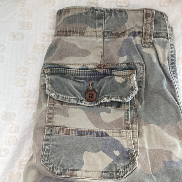 American Eagle π¦
Camo Cargo Shorts - Picture 6 of 9